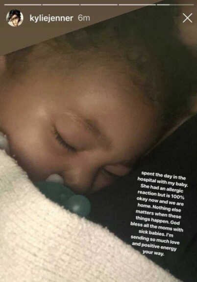 INNLAGT: Lille Stormi ble innlagt i hui og hast på grunn av en allergisk reaksjon. Foto: Kylie Jenner / Instagram INNLAGT: Lille Stormi ble innlagt i hui og hast på grunn av en allergisk reaksjon. Foto: Kylie Jenner / Instagram